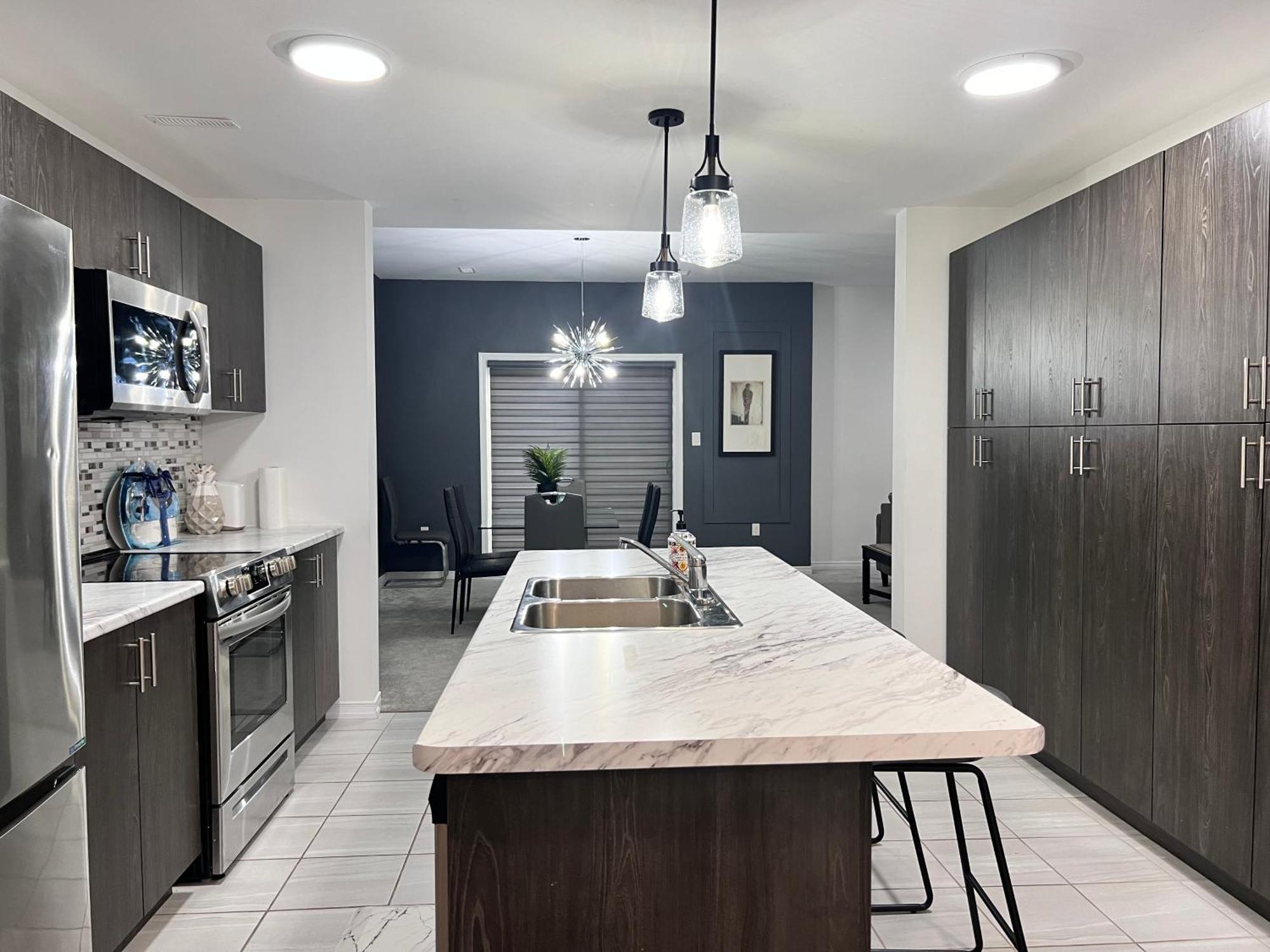 Spacious 4-Bedroom Home, Comfortably Sleeps 10 Barrie Luaran gambar