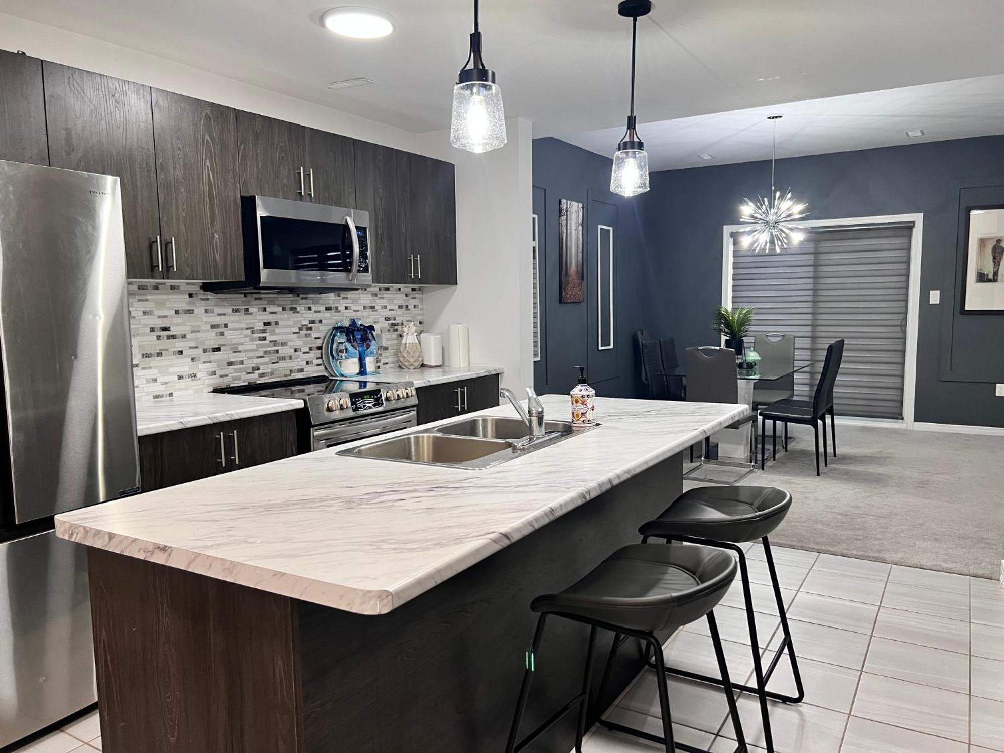 Spacious 4-Bedroom Home, Comfortably Sleeps 10 Barrie Luaran gambar